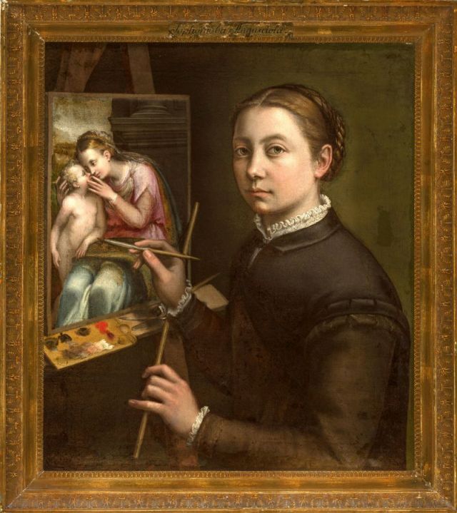 „Autoportret przy sztalugach” Sofonisba Anguissola. Około dwudziestoletnia artystka znajduje się po prawej stronie od osi obrazu, w ujęciu ¾. Twarz i spojrzenie kieruje w stronę widza. Jej ręce skierowane są  w stronę obrazu na sztaludze po lewej stronie kompozycji. W jednej dłoni Sofonisba trzyma pędzel, w drugiej laskę malarską - na niej może oprzeć rękę którą maluje, nie rozcierając już wcześniej położonych farb. Na sztaludze leżą dodatkowo kolejne atrybuty: dwa pędzle (szerszy i cienki), szpachelka malarska oraz paleta, na której znajdują się farby: biała, czerwona, karminowa, ugrowa, brązowa, zielonkawobrązowa i czarna. Twarz artystki jest krągła, delikatna, o jasnej i lekko zaróżowionej karnacji. Duże szare oczy o spokojnym spojrzeniu oraz brak uśmiechu mówią o Sofonisbie, jako osobie pewnej siebie i świadomej swojego talentu. Ubrana jest w skromną, ciemną suknię ozdobioną białą koronkową riuszką przy kołnierzyku i mankietach. Na sztaludze znajduje się prostokątny obraz z przedstawieniem Madonny  z Dzieciątkiem. Tło ciemnozielone o jednolitym tonie, lekko rozjaśnione po prawej stronie przy głowie artystki.